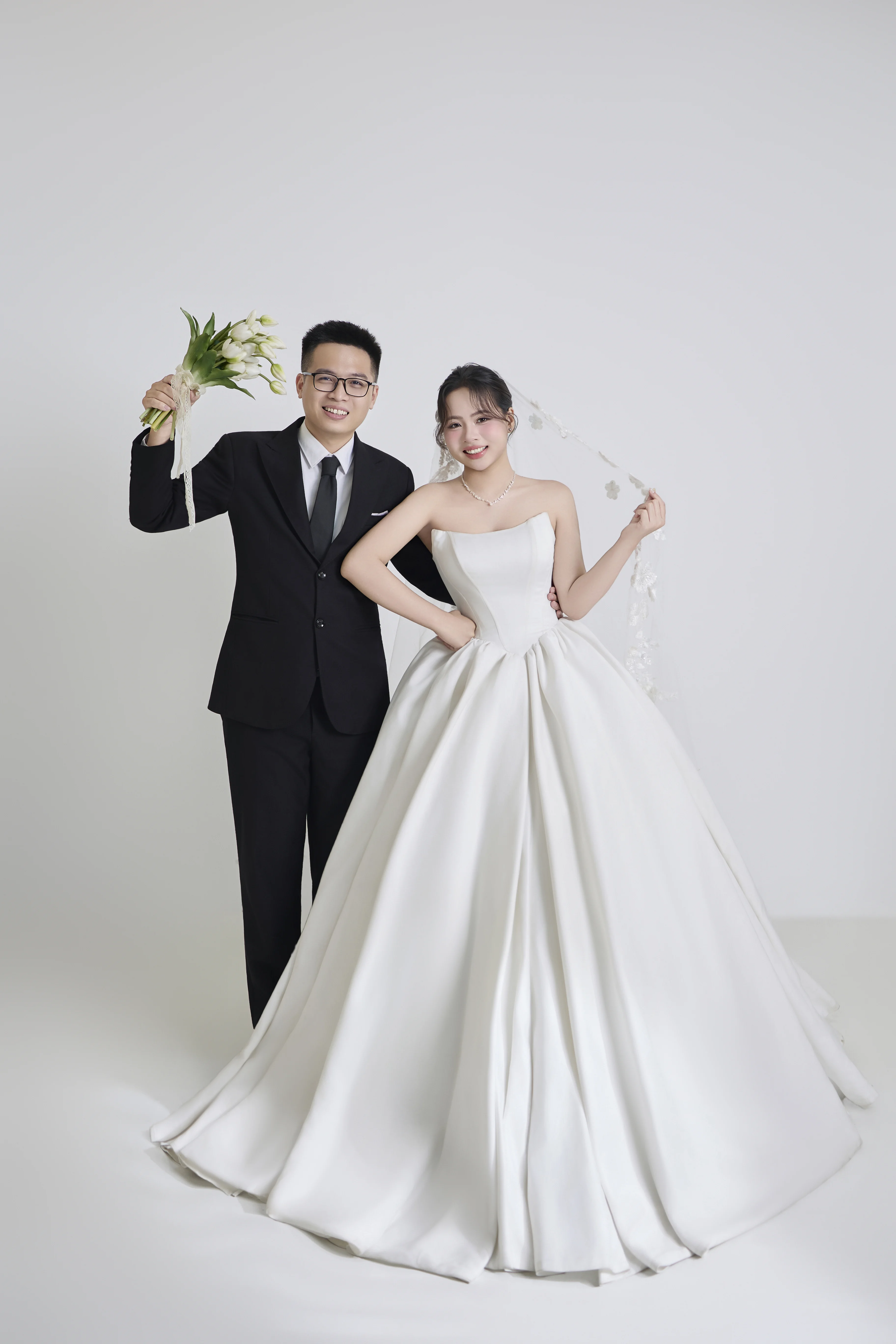 Ảnh cưới của chú rể và cô dâu